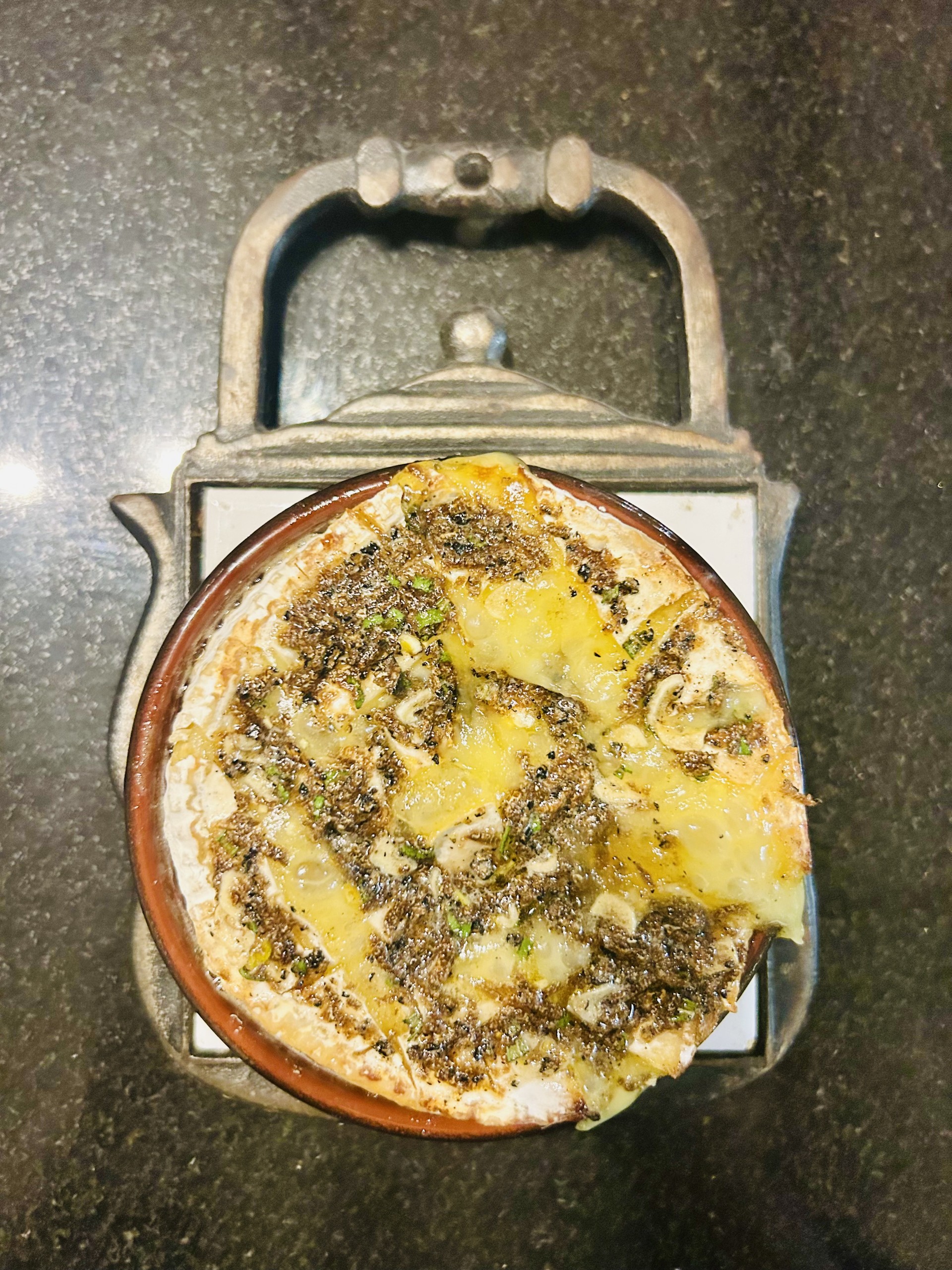 Read more about the article 🍯✨ Elegancia egy tányéron: Sült camembert friss nyári szarvasgombával és rozmaringos mézzel