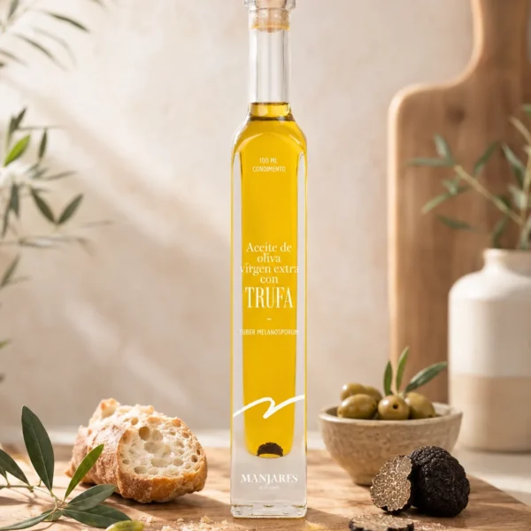 Szarvasgombás extra szűz olívaolaj 100 ml-es üvegben fa deszkán, mellette kenyér, olívabogyó és fekete szarvasgomba